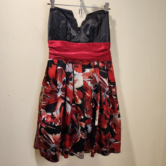 B. Darlin Elegant Black and Red Floral Dress Strappless size 10 Juniors - Picture 10 of 13